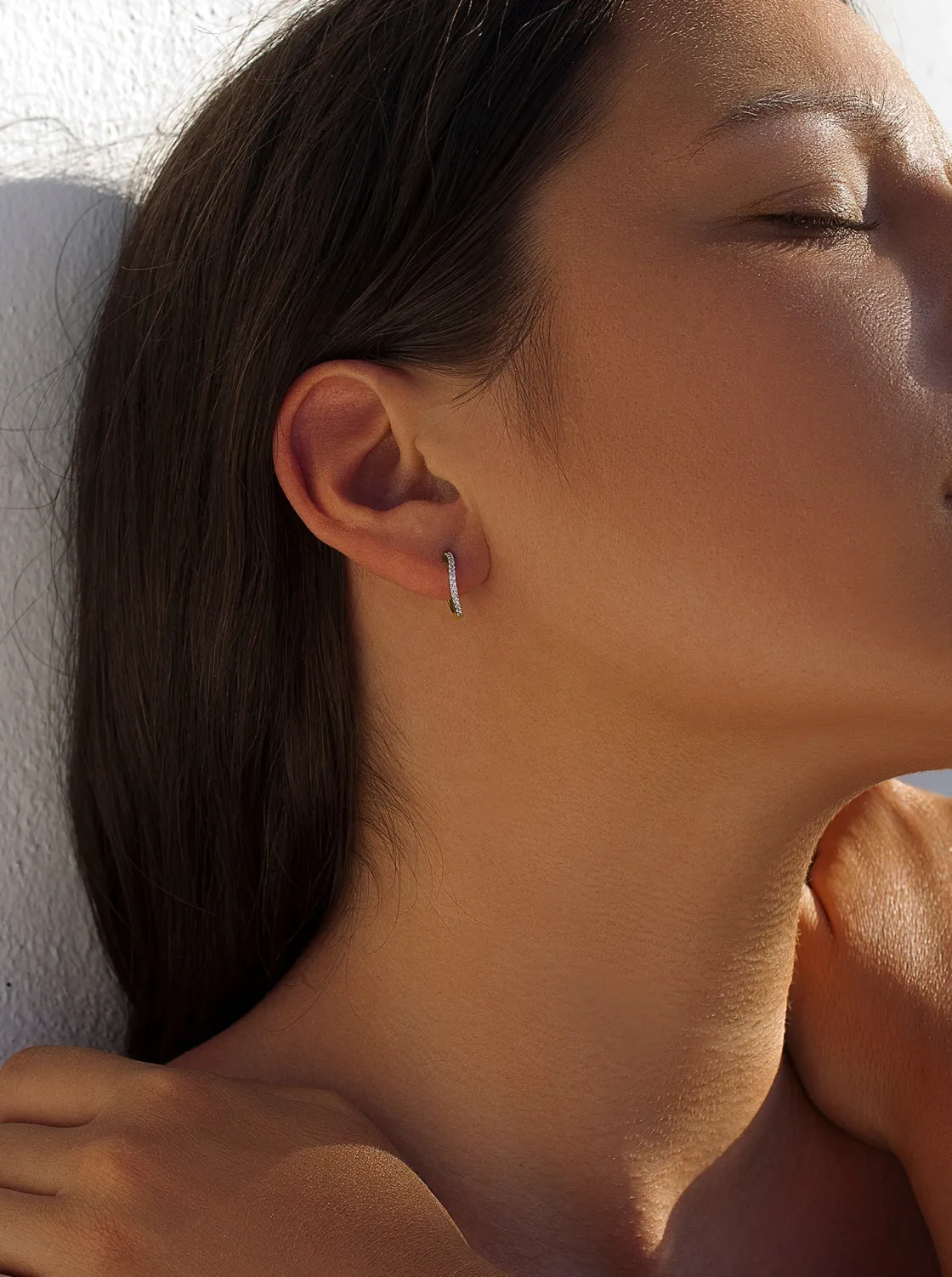 Pendientes Aro | LINEARGENT Pendientes aro pequeños diseño curvilíneo con circonitas y baño de oro