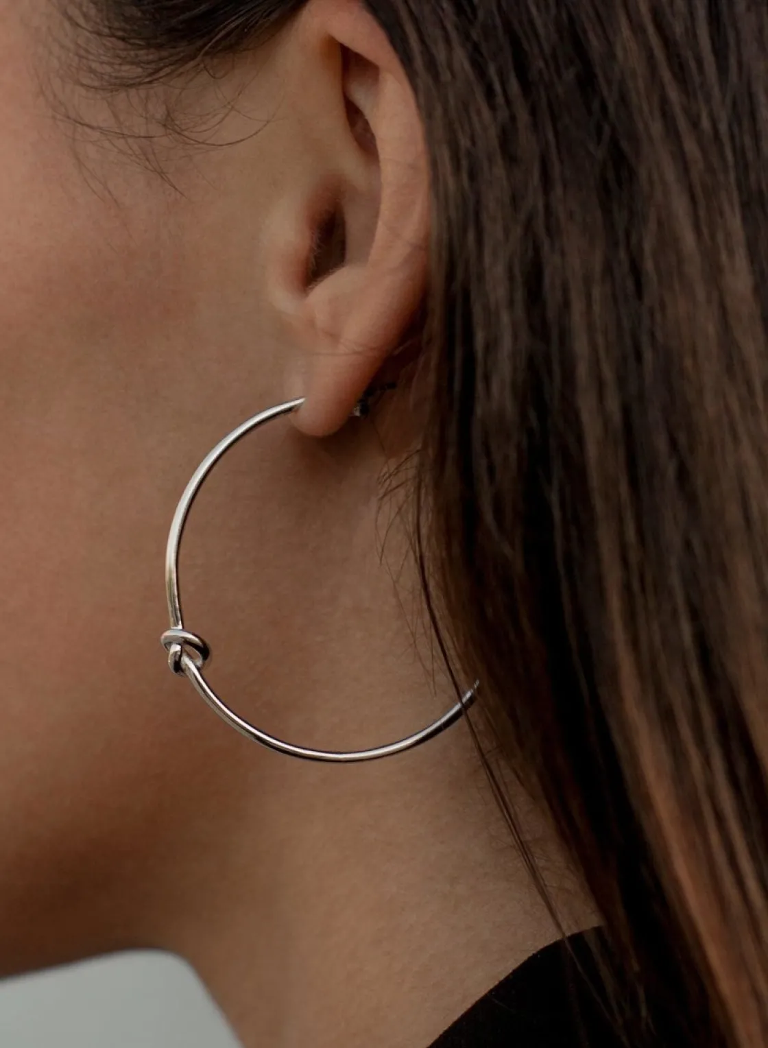 Pendientes Aro | LINEARGENT Pendientes aros grandes detalle de nudo y plata lisa