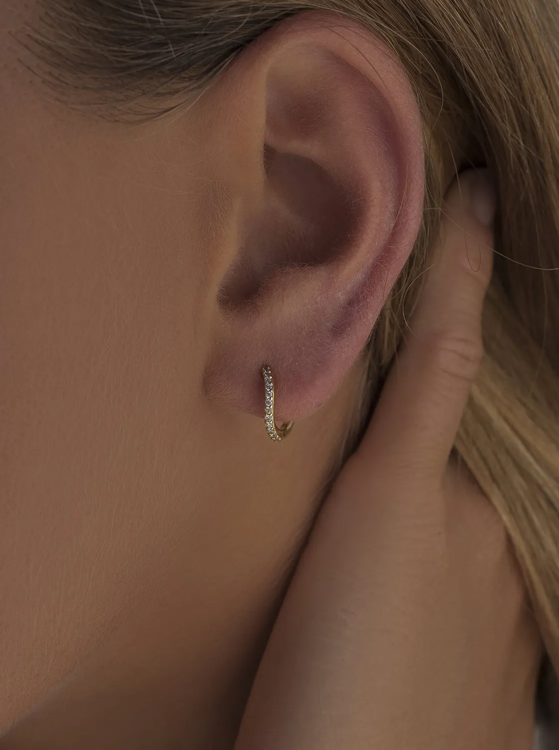 Pendientes Aro | LINEARGENT Pendientes aros muy pequeños curvilíneos con circonitas y baño de oro