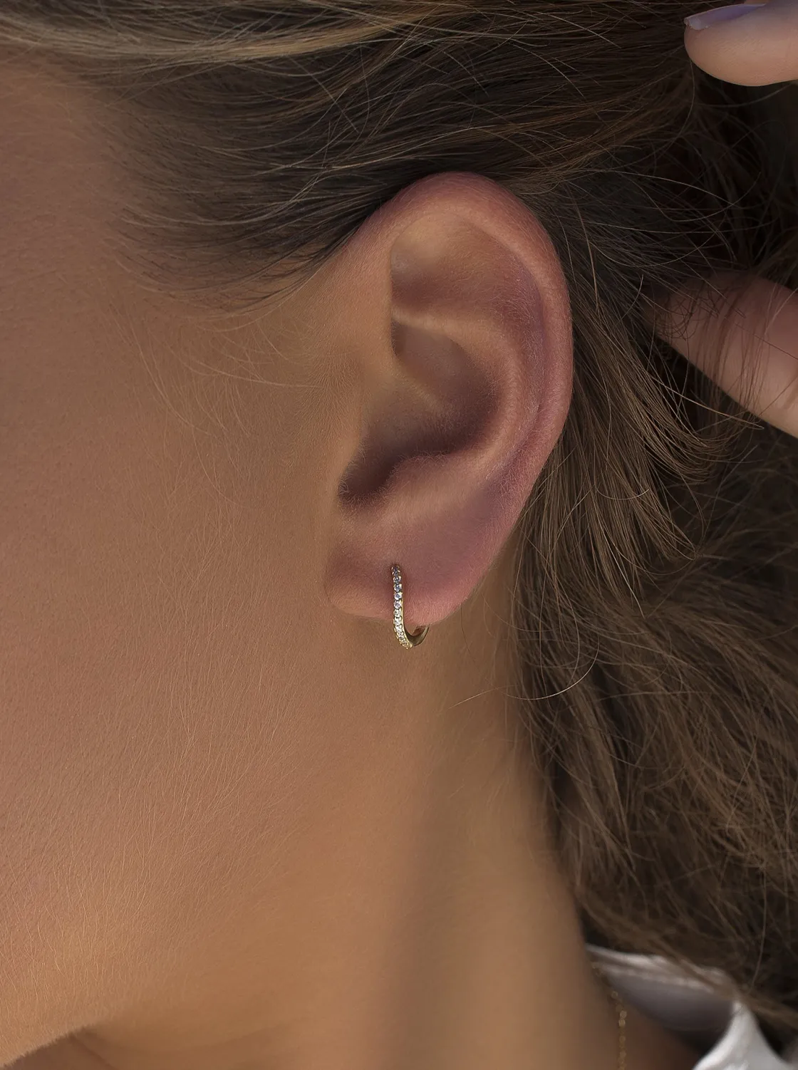 Pendientes Aro | LINEARGENT Pendientes aros muy pequeños curvilíneos con circonitas y baño de oro