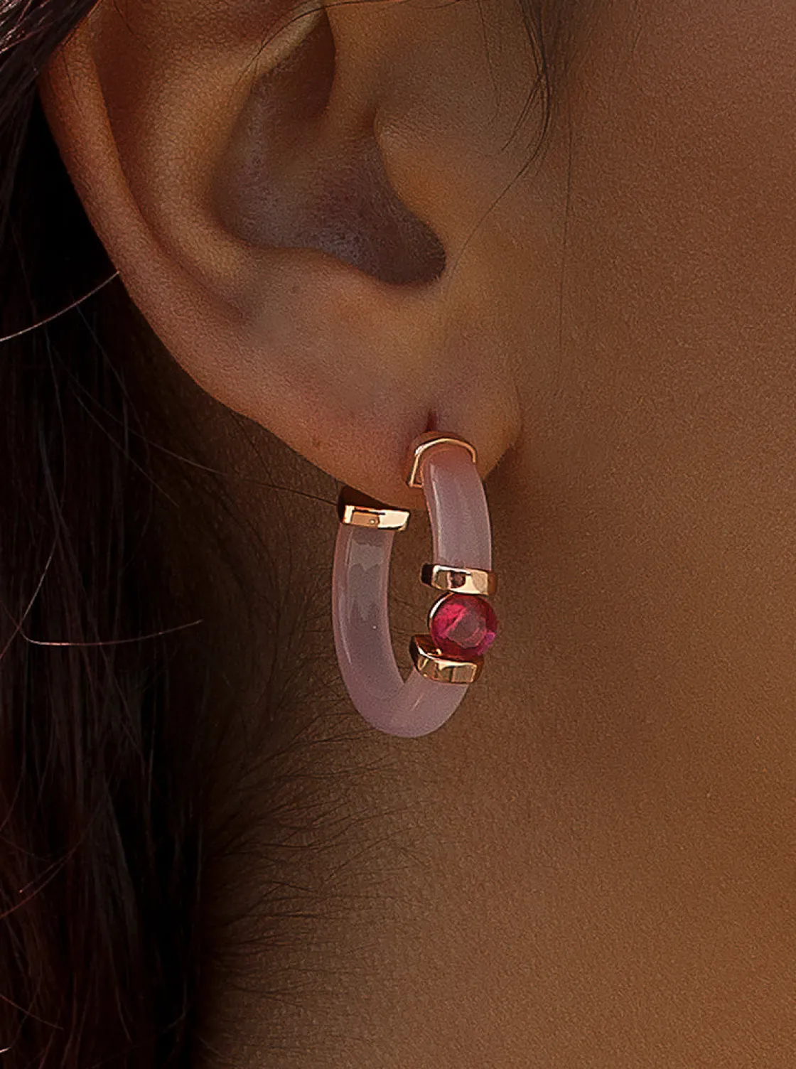 Pendientes Aro | LINEARGENT Pendientes aros originales detalle central de gema fucsia