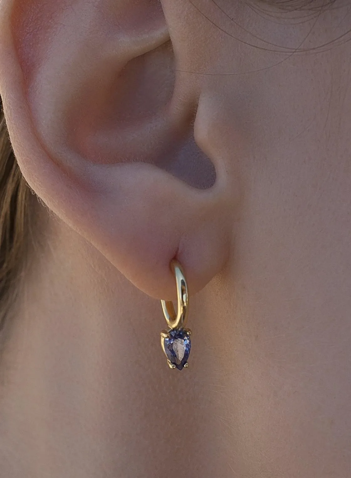Pendientes Aro | LINEARGENT Pendientes aros pequeños bañados en oro diseño cuarzo adamantino perilla azul