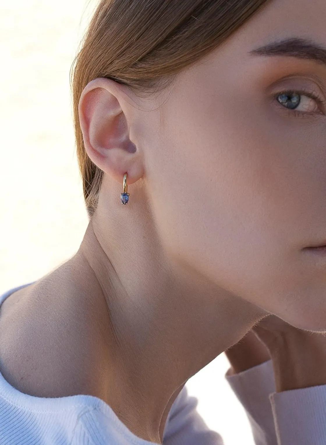 Pendientes Aro | LINEARGENT Pendientes aros pequeños bañados en oro diseño cuarzo adamantino perilla azul