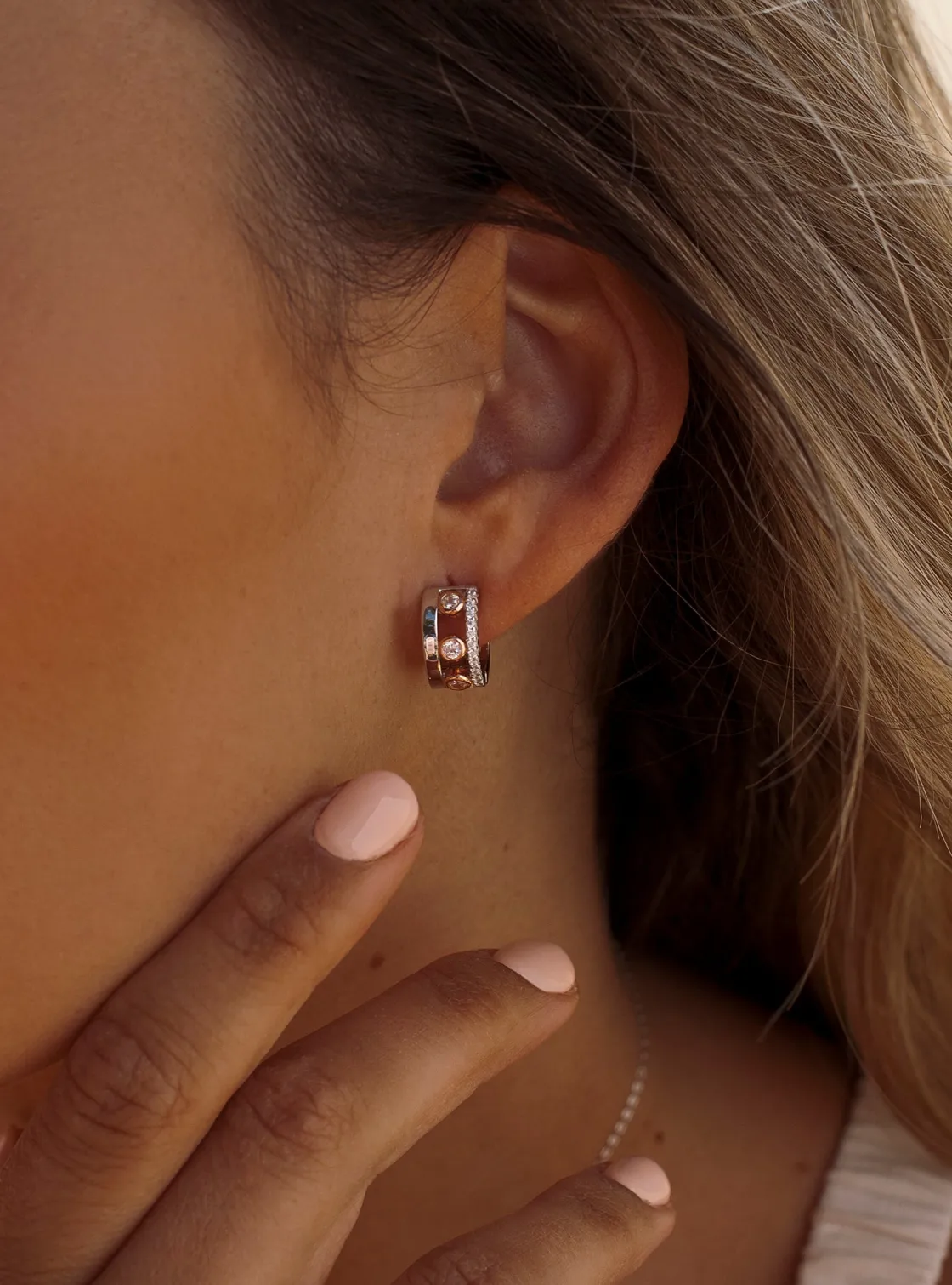 Pendientes Bicolor | LINEARGENT Pendientes aros pequeños diseño bicolor con circonitas