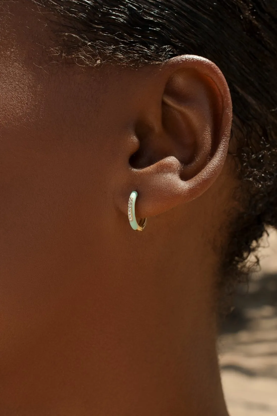 Pendientes Pequeños | Pendientes Aro | LINEARGENT Pendientes aros pequeños esmalte tono menta y línea de circonitas centrales