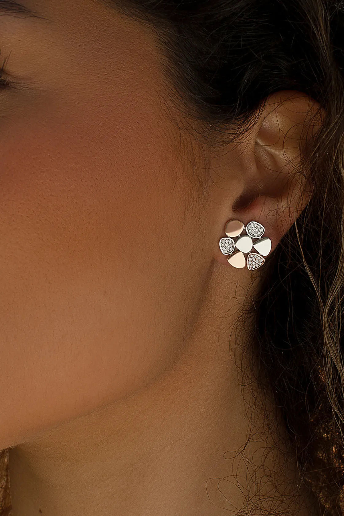 Pendientes Bicolor | LINEARGENT Pendientes bicolor con motivo floral de plata lisa y circonita