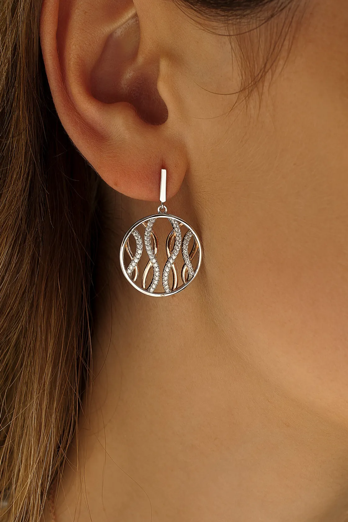 Pendientes Bicolor | LINEARGENT Pendientes bicolor diseño circular con detalles entrelazados