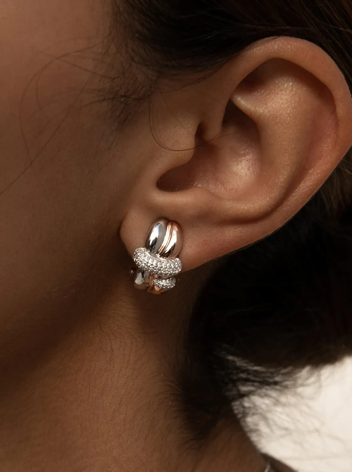 Pendientes Bicolor | Pendientes Cierre Omega | LINEARGENT Pendientes bicolor diseño irregular abrazados por un carril de circonitas
