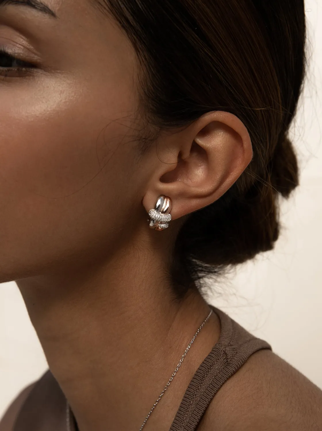 Pendientes Bicolor | Pendientes Cierre Omega | LINEARGENT Pendientes bicolor diseño irregular abrazados por un carril de circonitas