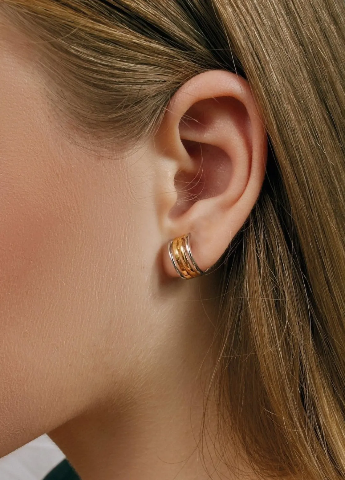 Pendientes Bicolor | Pendientes Cierre Omega | LINEARGENT Pendientes bicolor diseño lineal simétrico con cierre omega