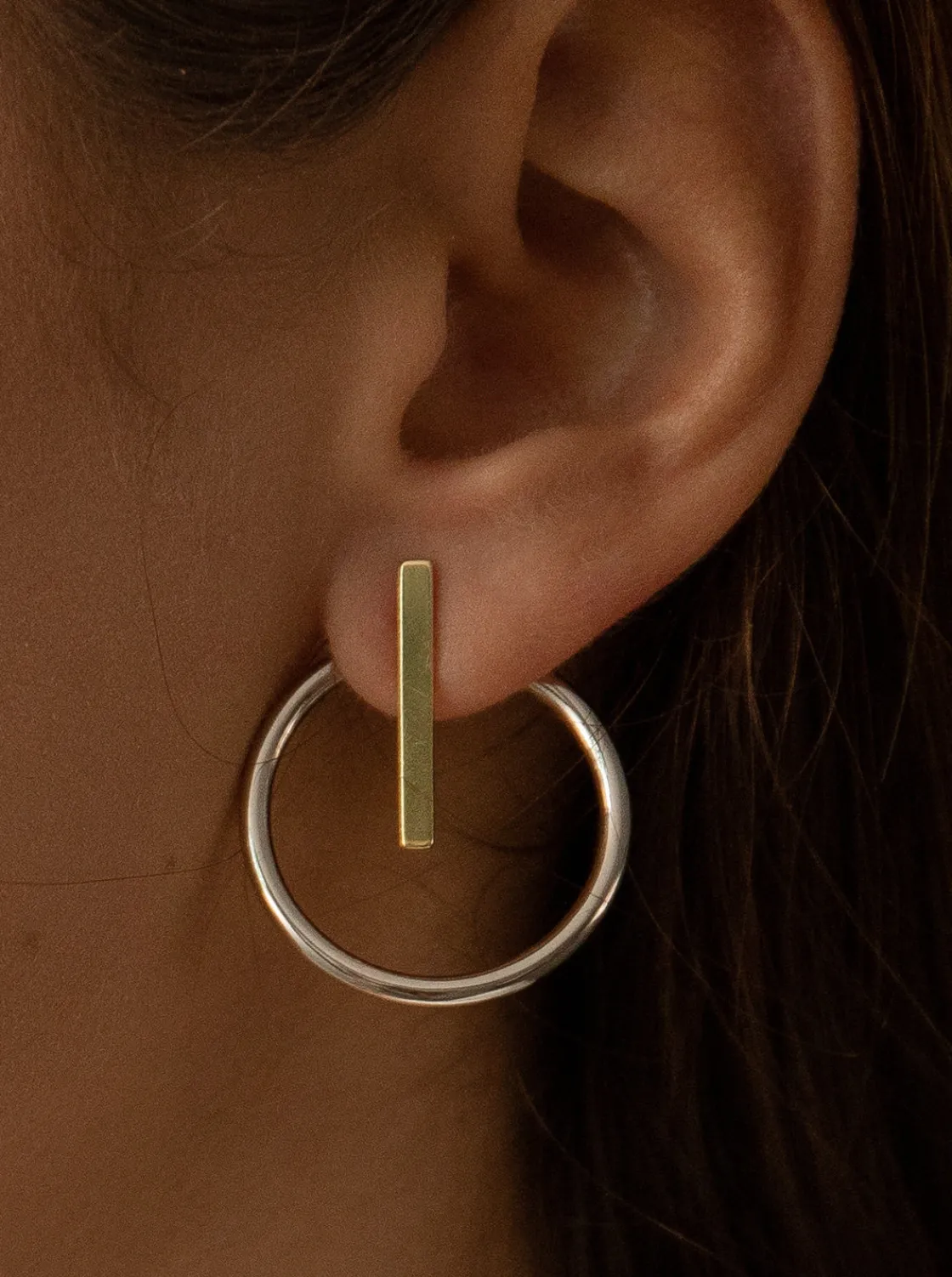 Pendientes Bicolor | LINEARGENT Pendientes bicolor estilo aro del que cuelga una pieza vertical