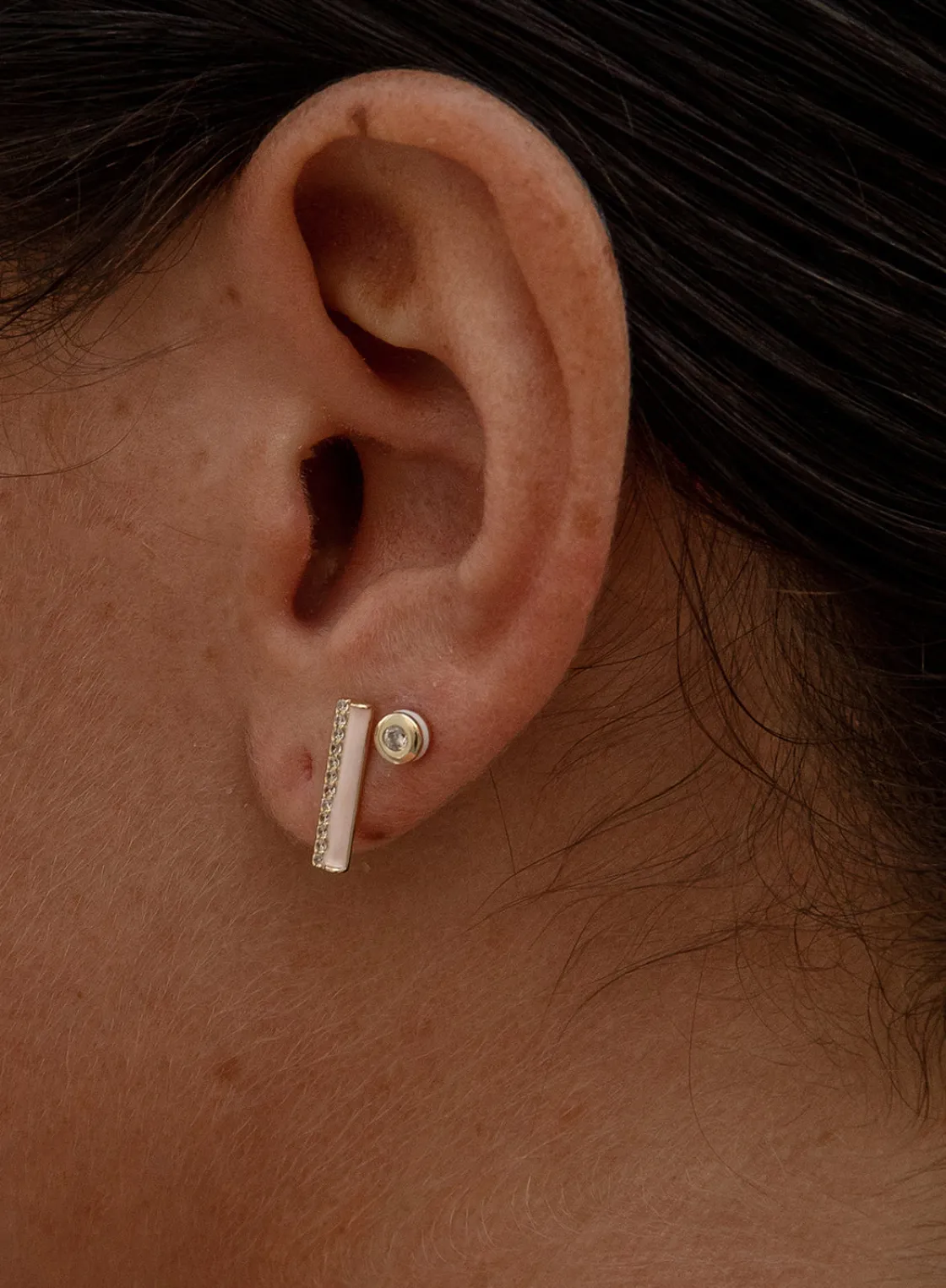 Segundo Pendiente | Pendientes Pequeños | LINEARGENT Pendientes botón diseño esmalte blanco combinado con plata y circonita