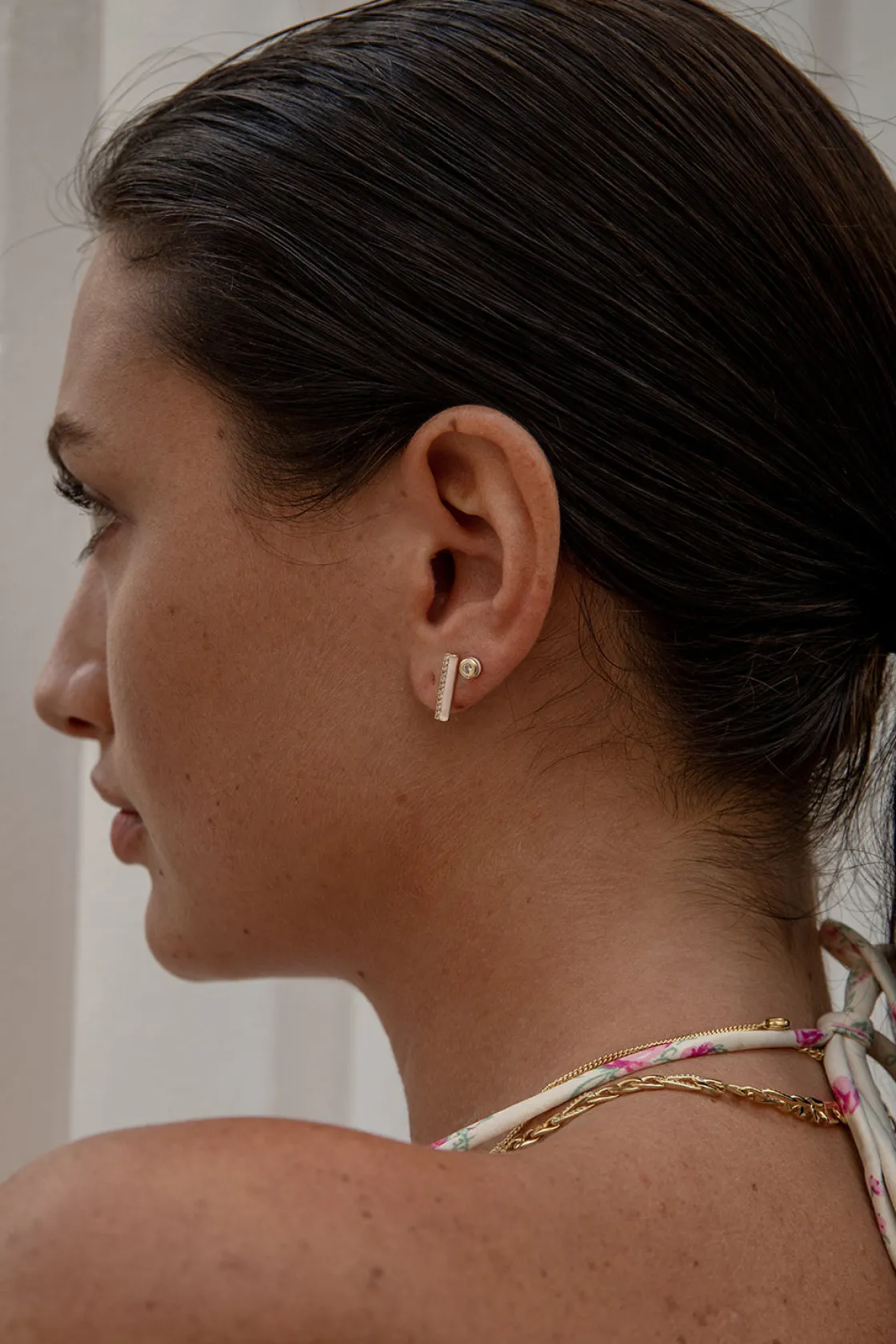 Segundo Pendiente | Pendientes Pequeños | LINEARGENT Pendientes botón diseño esmalte blanco combinado con plata y circonita