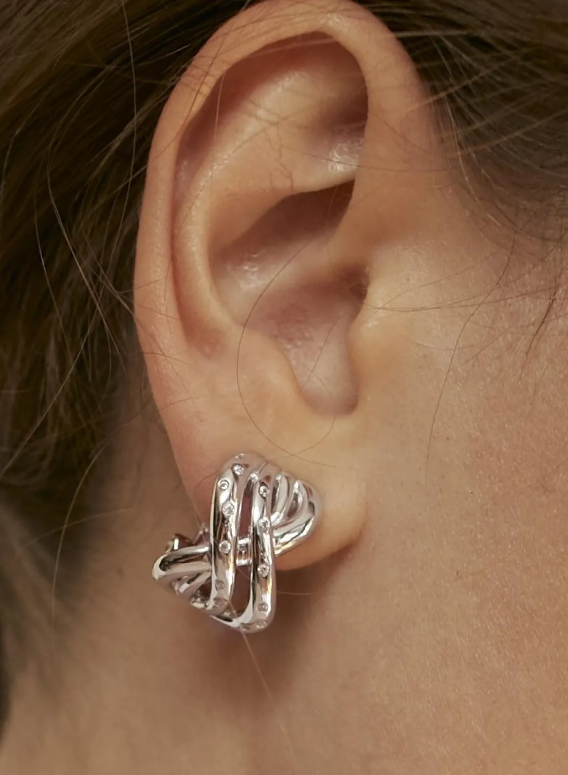 Pendientes Cierre Omega | LINEARGENT Pendientes cierre omega de plata con diseño plata lisa entrelazado con circonitas