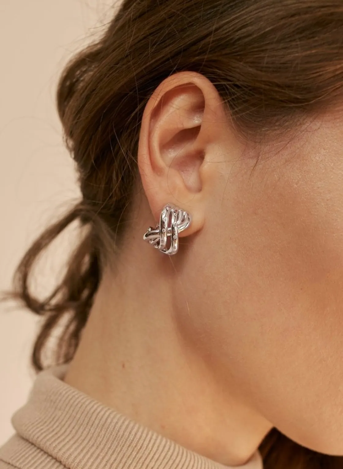 Pendientes Cierre Omega | LINEARGENT Pendientes cierre omega de plata con diseño plata lisa entrelazado con circonitas