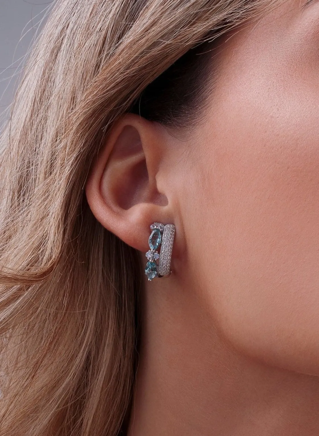 Pendientes Cierre Omega | LINEARGENT Pendientes cierre omega de plata pequeños diseño lateral circonitas talla marquesa azul