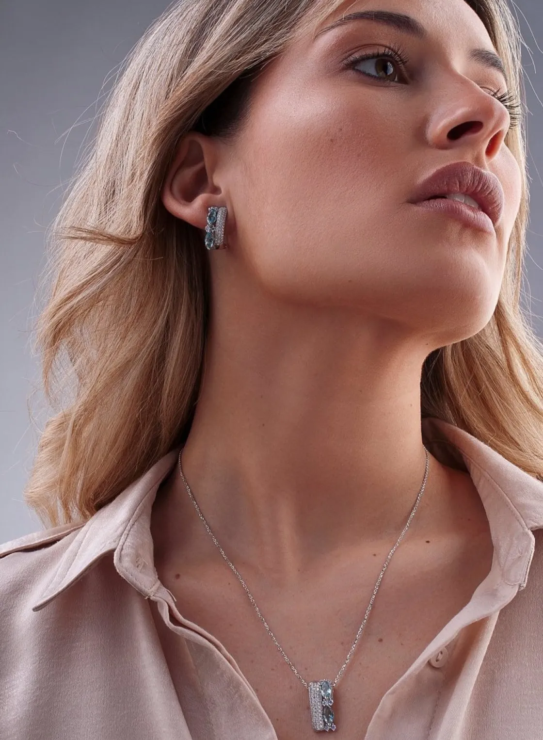 Pendientes Cierre Omega | LINEARGENT Pendientes cierre omega de plata pequeños diseño lateral circonitas talla marquesa azul