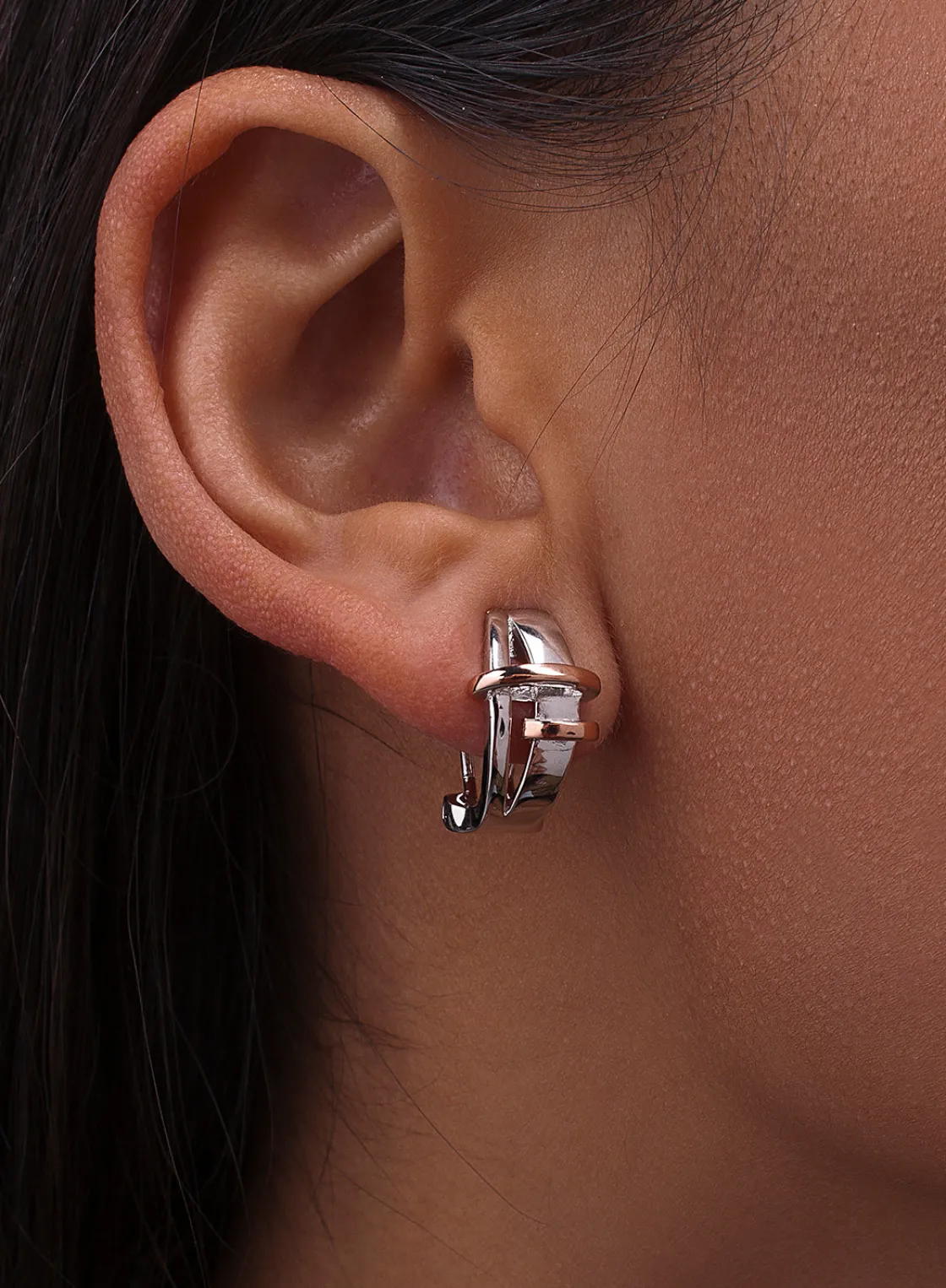 Pendientes Bicolor | Pendientes Cierre Omega | LINEARGENT Pendientes cierre omega diseño bandas horizontales bicolores
