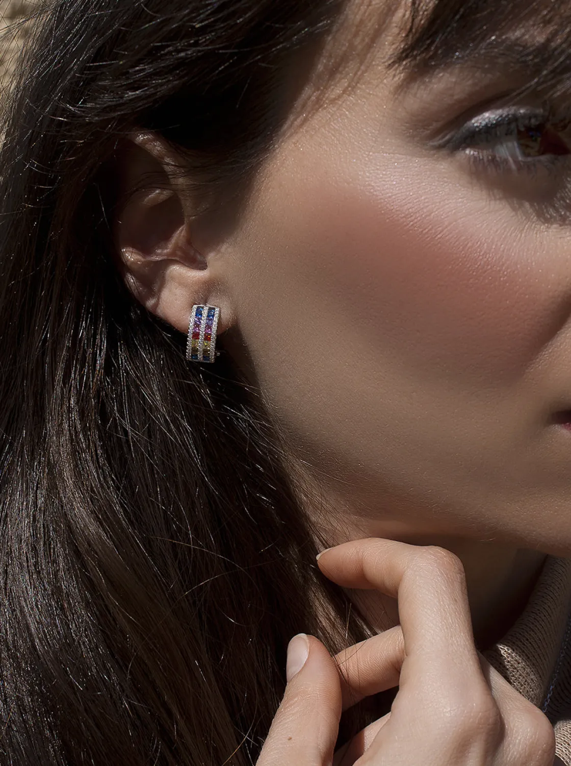 Pendientes De Piedras De Colores | Pendientes Cierre Omega | LINEARGENT Pendientes cierre omega diseño doble raíl multicolor