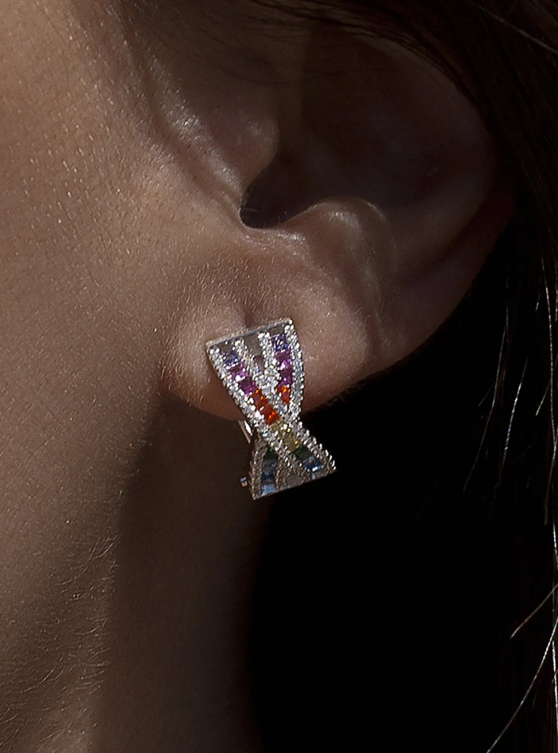 Pendientes De Piedras De Colores | Pendientes Cierre Omega | LINEARGENT Pendientes cierre omega diseño raíles cruzados multicolor