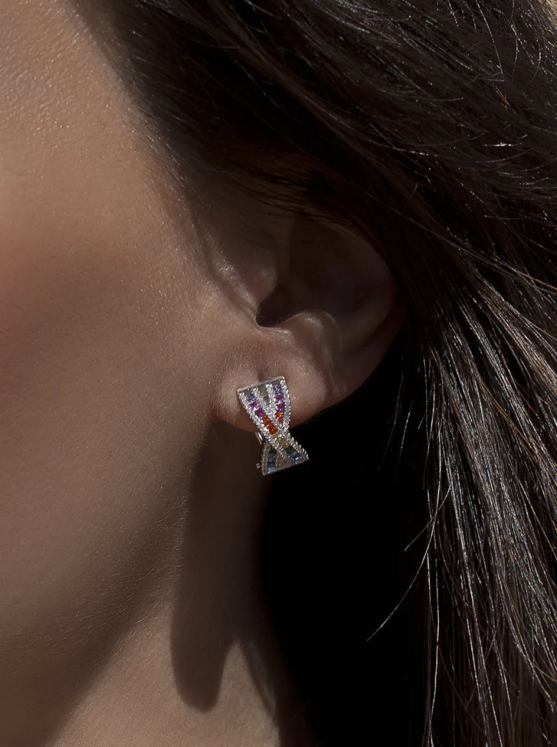 Pendientes De Piedras De Colores | Pendientes Cierre Omega | LINEARGENT Pendientes cierre omega diseño raíles cruzados multicolor
