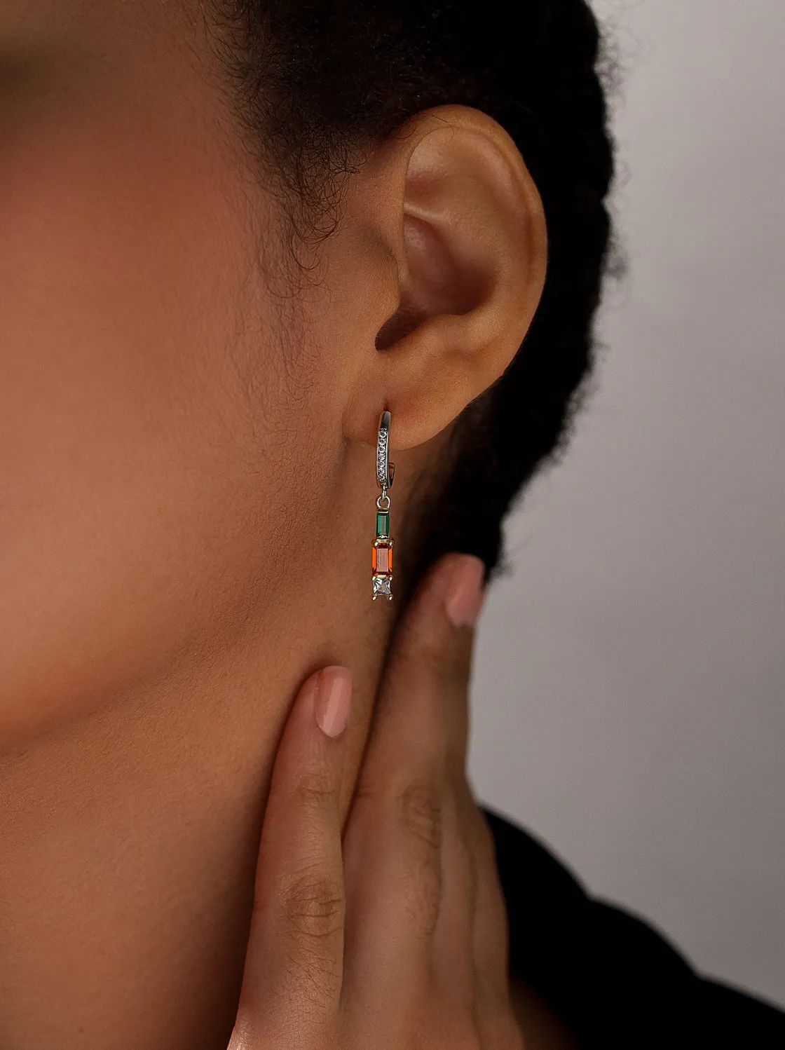 Pendientes De Piedras De Colores | Pendientes Con Colgantes | LINEARGENT Pendientes con colgantes diseño aro y gemas de colores