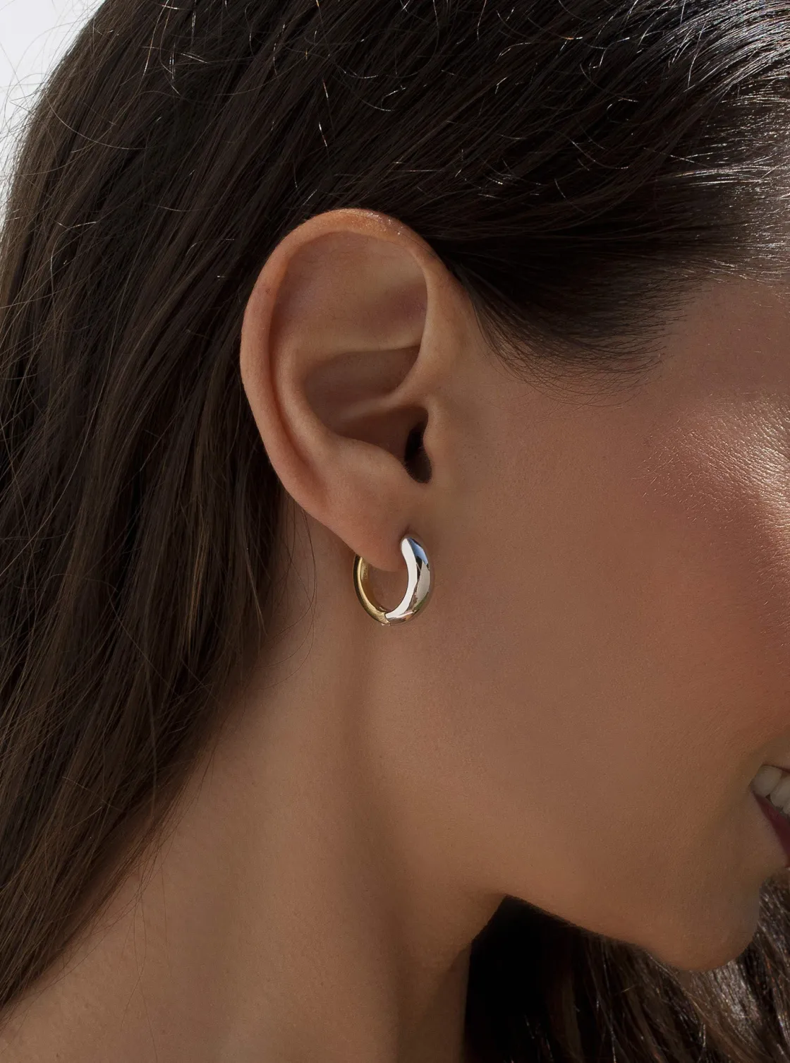 Pendientes Aro | LINEARGENT Pendientes de aro bicolor diámetro pequeño con color plata delante