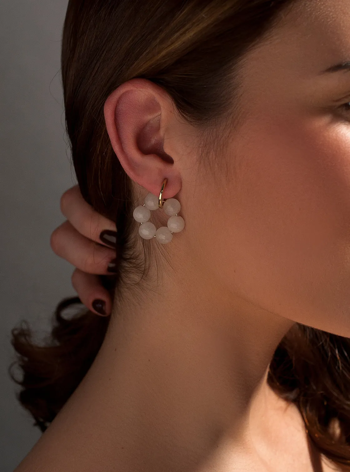 Pendientes De Piedra Natural | LINEARGENT Pendientes de piedra natural en forma de esferas en tono rosa y aro bañado en oro