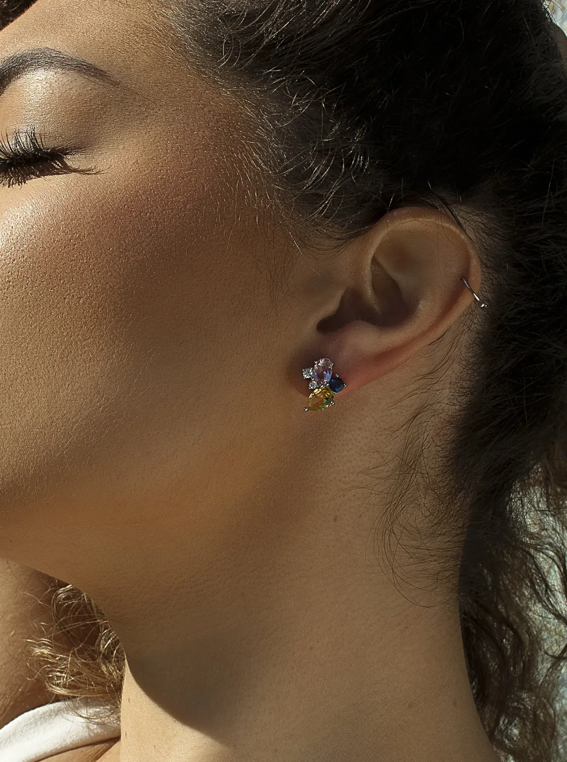 Pendientes De Piedras De Colores | LINEARGENT Pendientes de piedras de colores estilo botón tonos brillantes