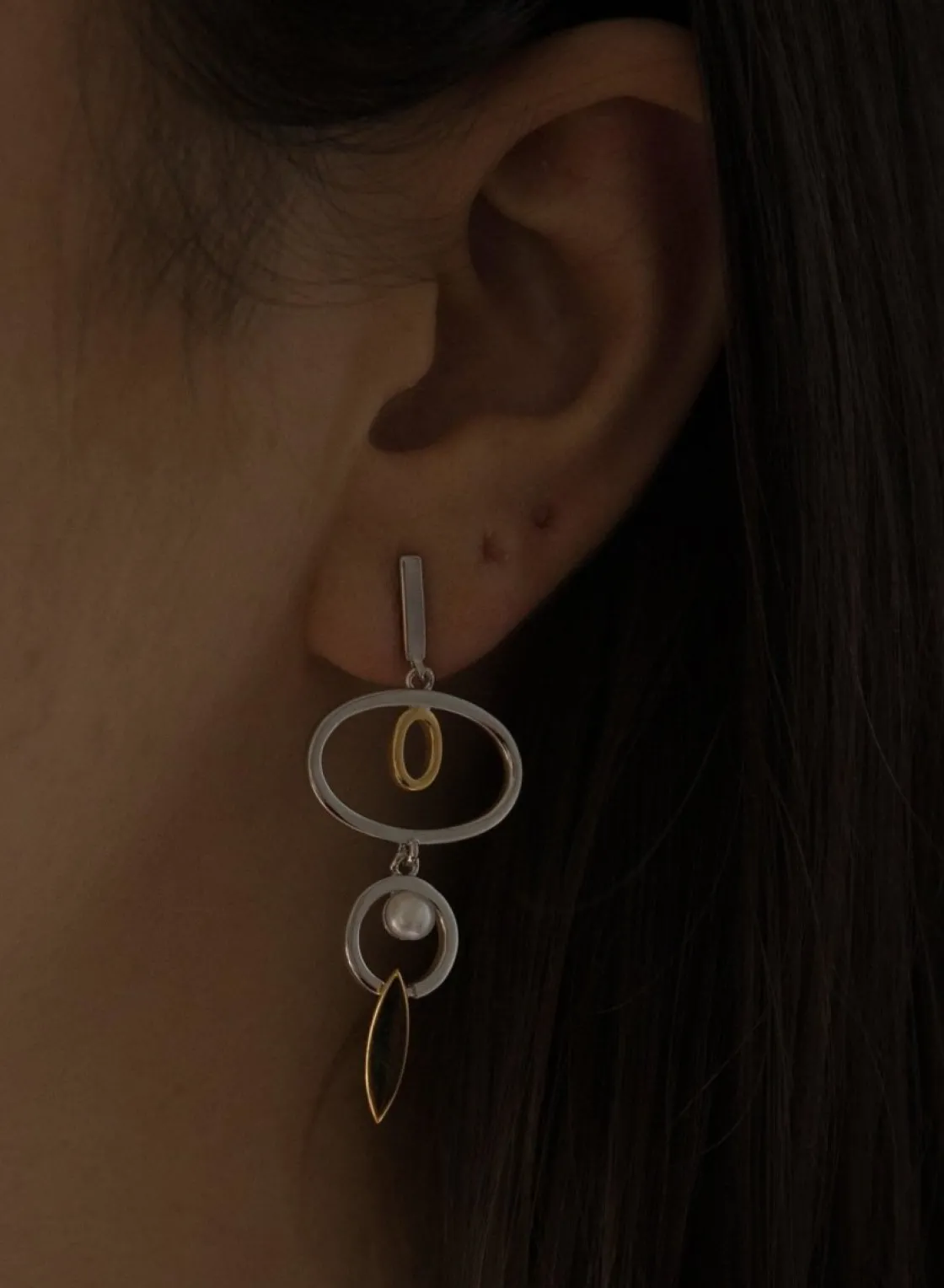 Pendientes Bicolor | Pendientes Largos | LINEARGENT Pendientes largos diseño bicolor con círculos y detalle de perla