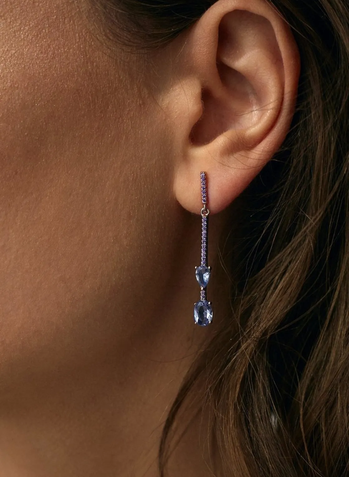 Pendientes Largos | LINEARGENT Pendientes largos finos de plata diseño palillo con motivo azul en rosa