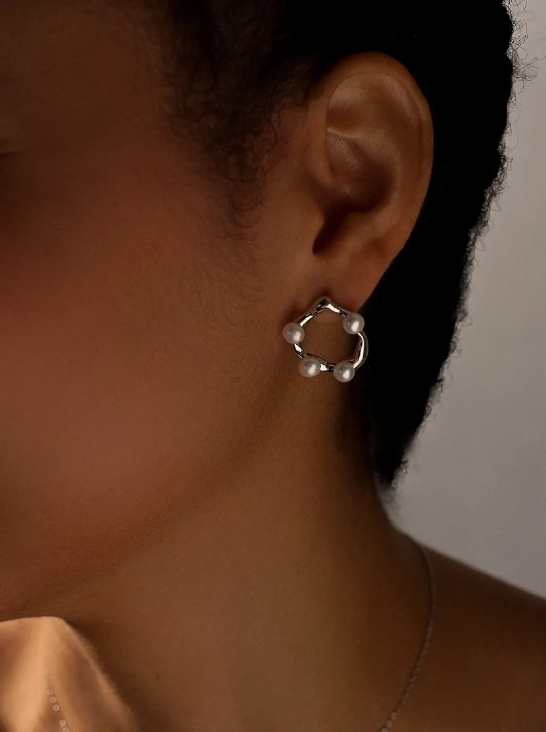 Pendientes Originales | LINEARGENT Pendientes originales de plata diseño circular irregular con mini perlas incrustadas