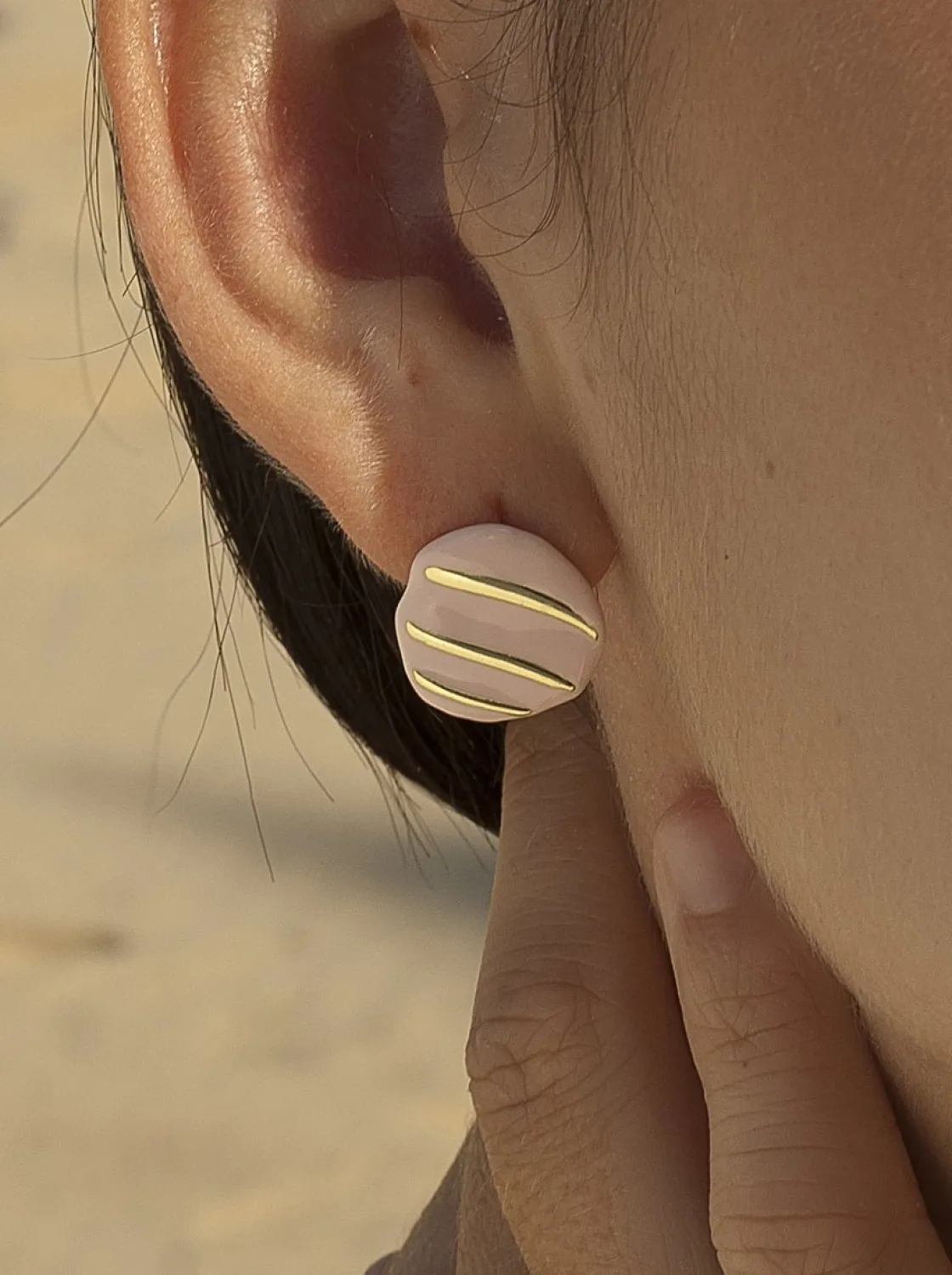 Pendientes Pequeños | LINEARGENT Pendientes originales diseño irregular esmalte rosa y detalles dorados