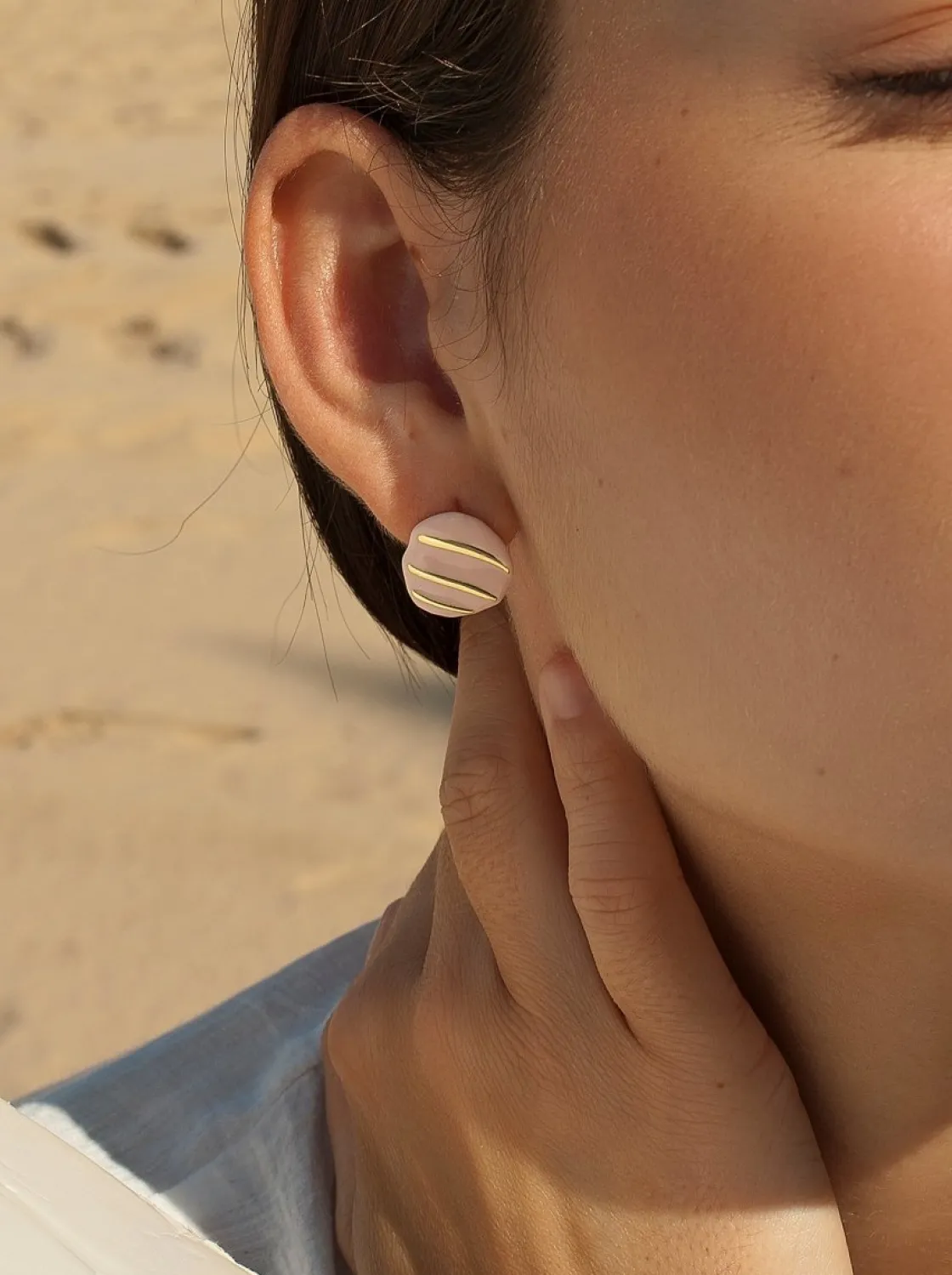 Pendientes Pequeños | LINEARGENT Pendientes originales diseño irregular esmalte rosa y detalles dorados