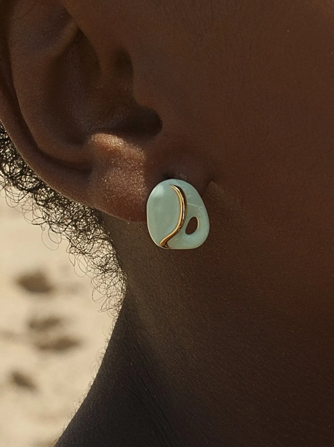 Pendientes Pequeños | LINEARGENT Pendientes originales diseño irregular esmalte verde y detalles dorados