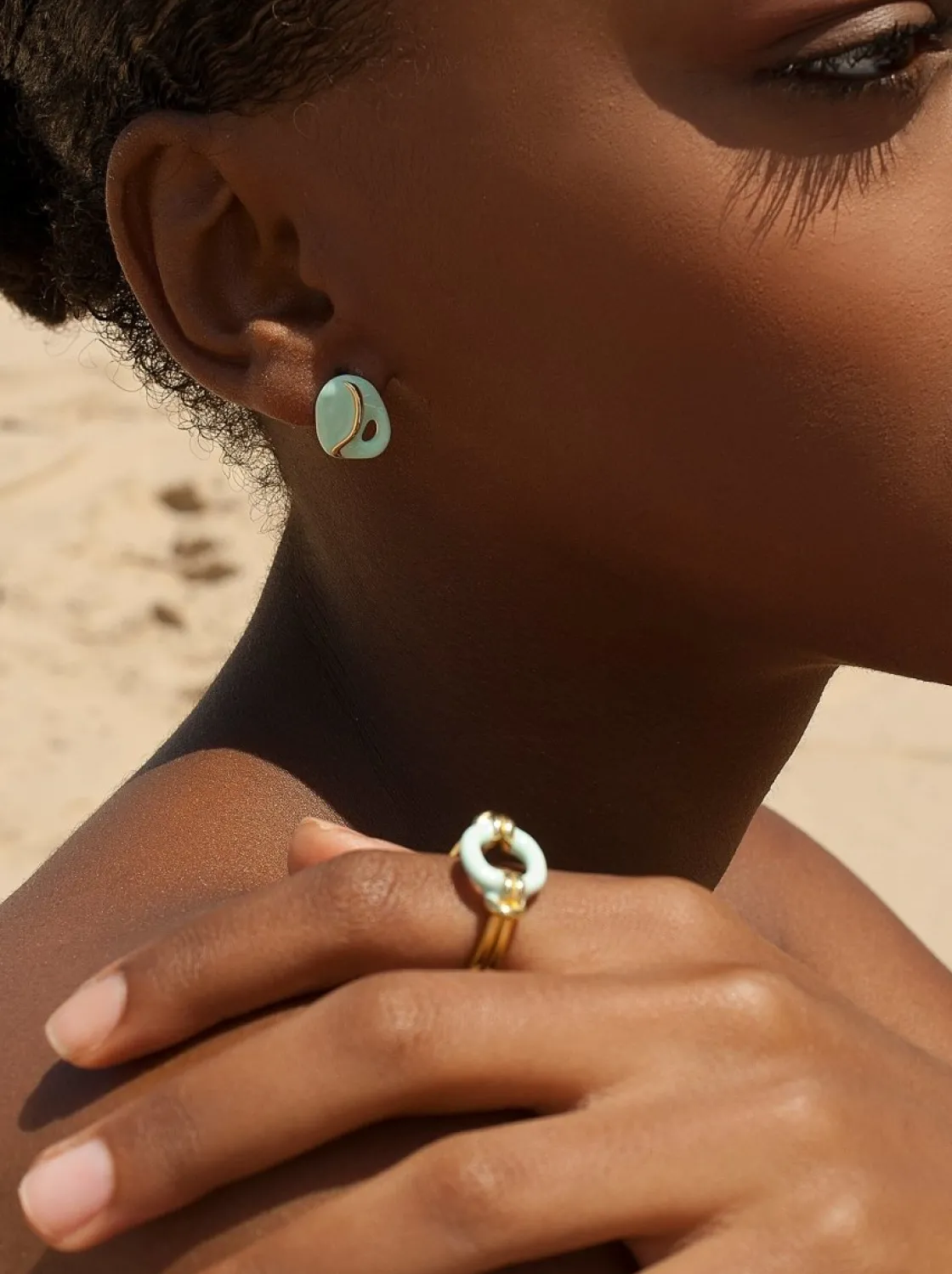 Pendientes Pequeños | LINEARGENT Pendientes originales diseño irregular esmalte verde y detalles dorados