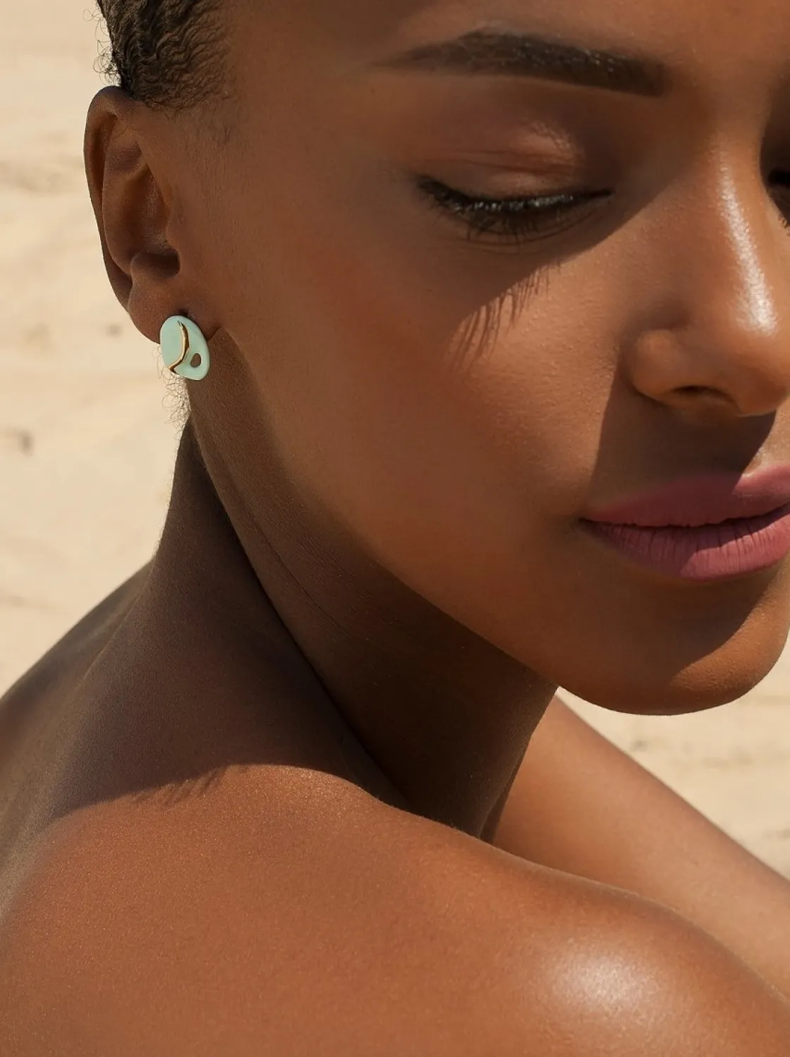 Pendientes Pequeños | LINEARGENT Pendientes originales diseño irregular esmalte verde y detalles dorados