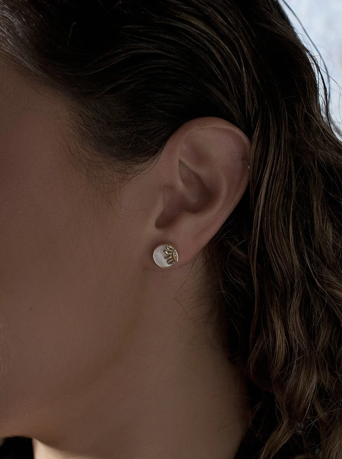 Pendientes Pequeños | LINEARGENT Pendientes pequeños diseño sol y luna con nácar