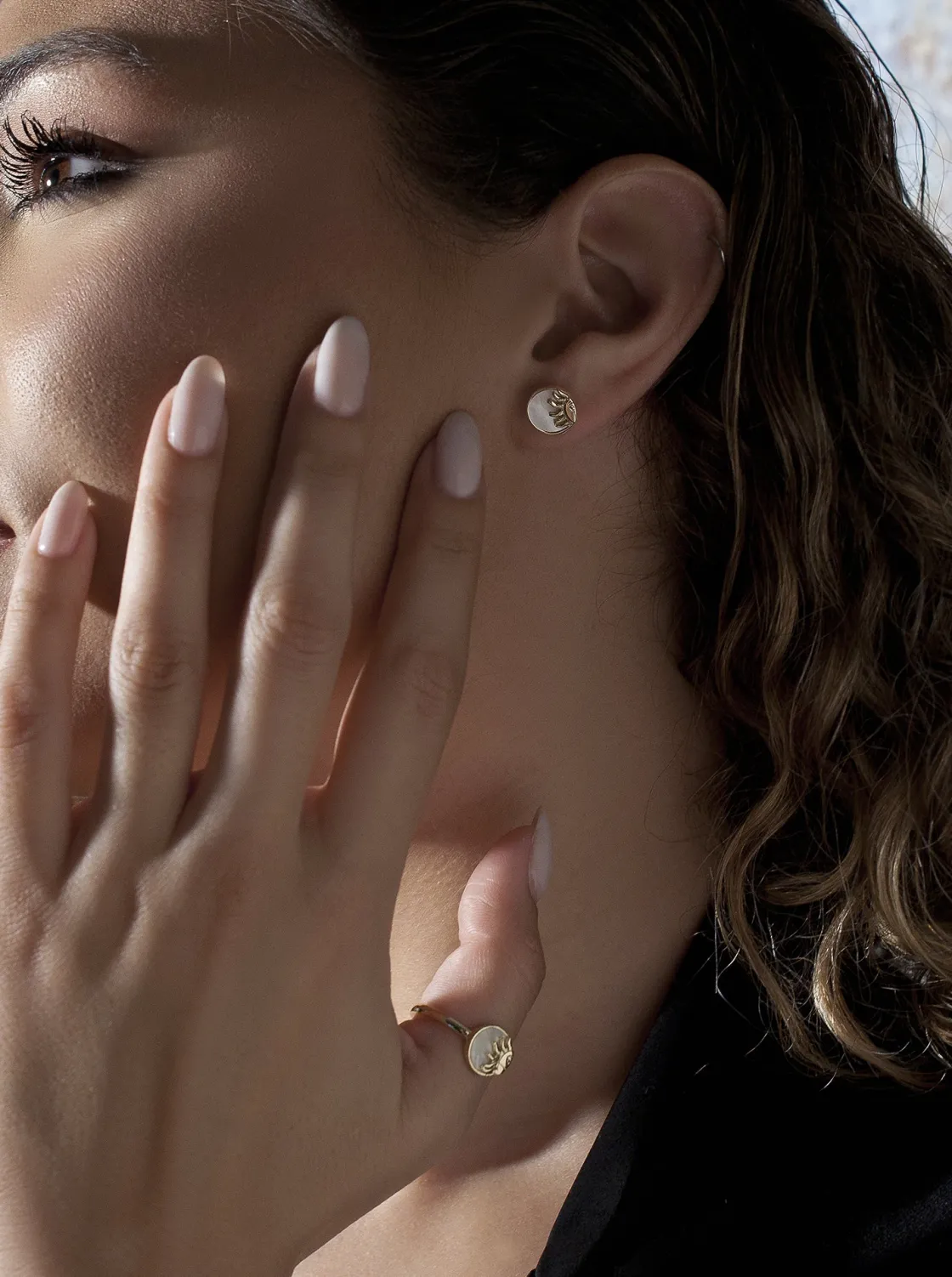 Pendientes Pequeños | LINEARGENT Pendientes pequeños diseño sol y luna con nácar