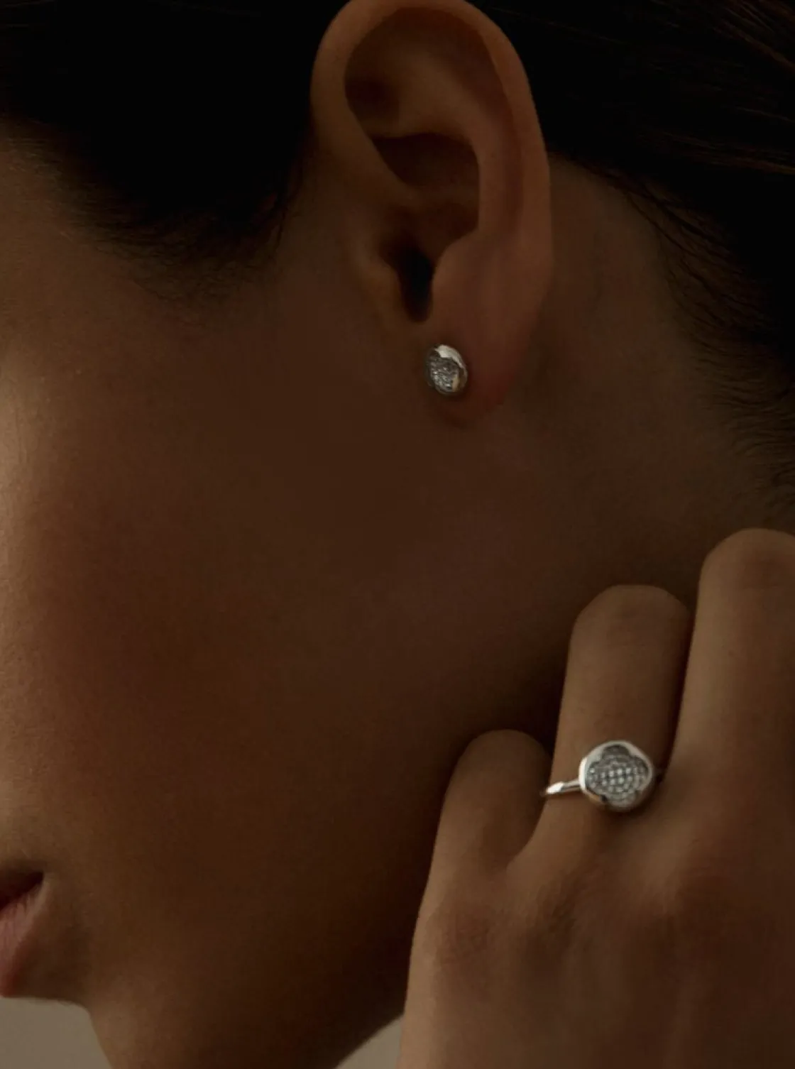 Pendientes Pequeños | LINEARGENT Pendientes pequeños plata brillantes con silueta de flor y circonitas