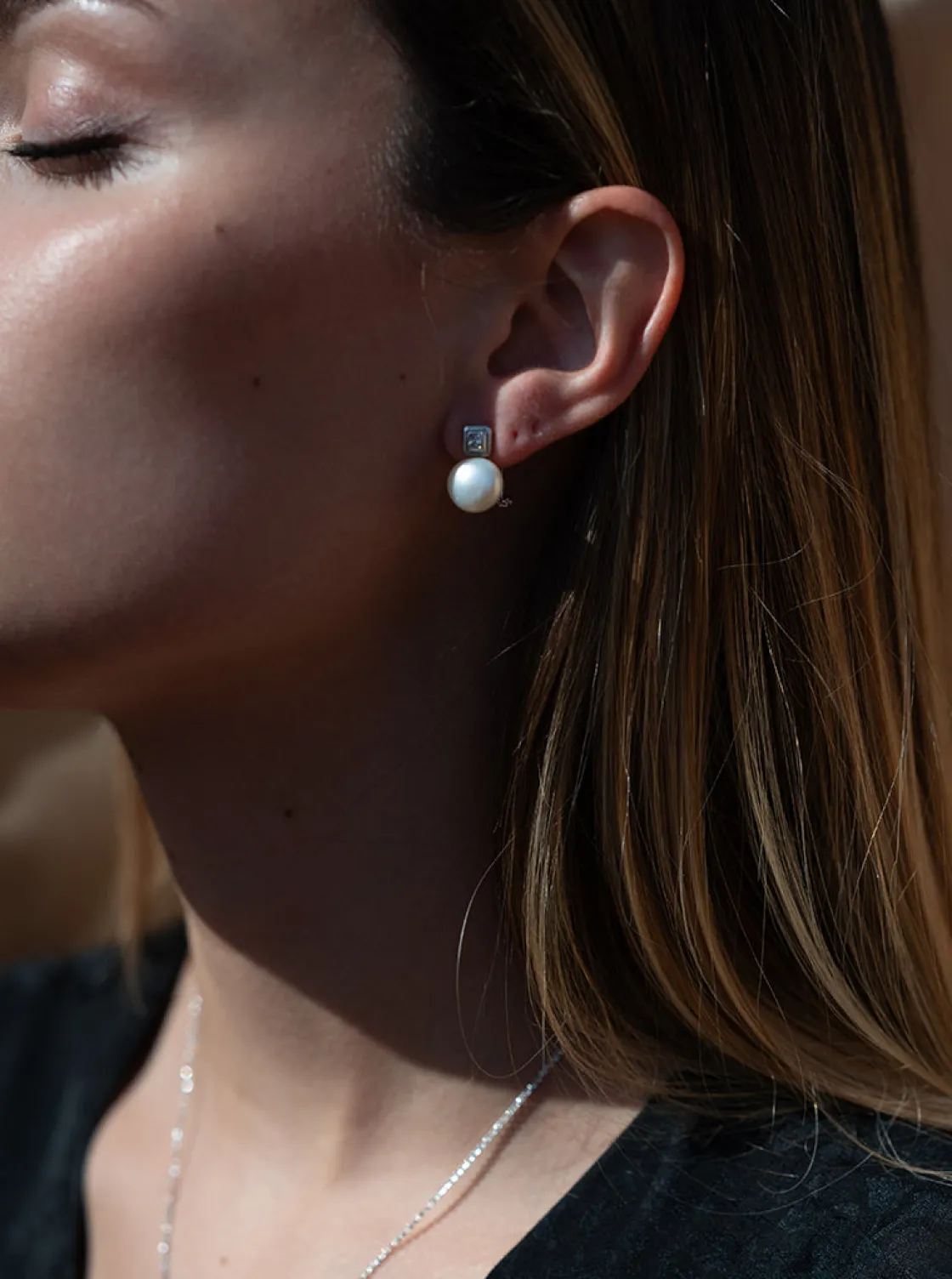 Pendientes Perlas | Pendientes Pequeños | LINEARGENT Pendientes perlas de plata estilo tu y yo con detalle cuadrado de circonita