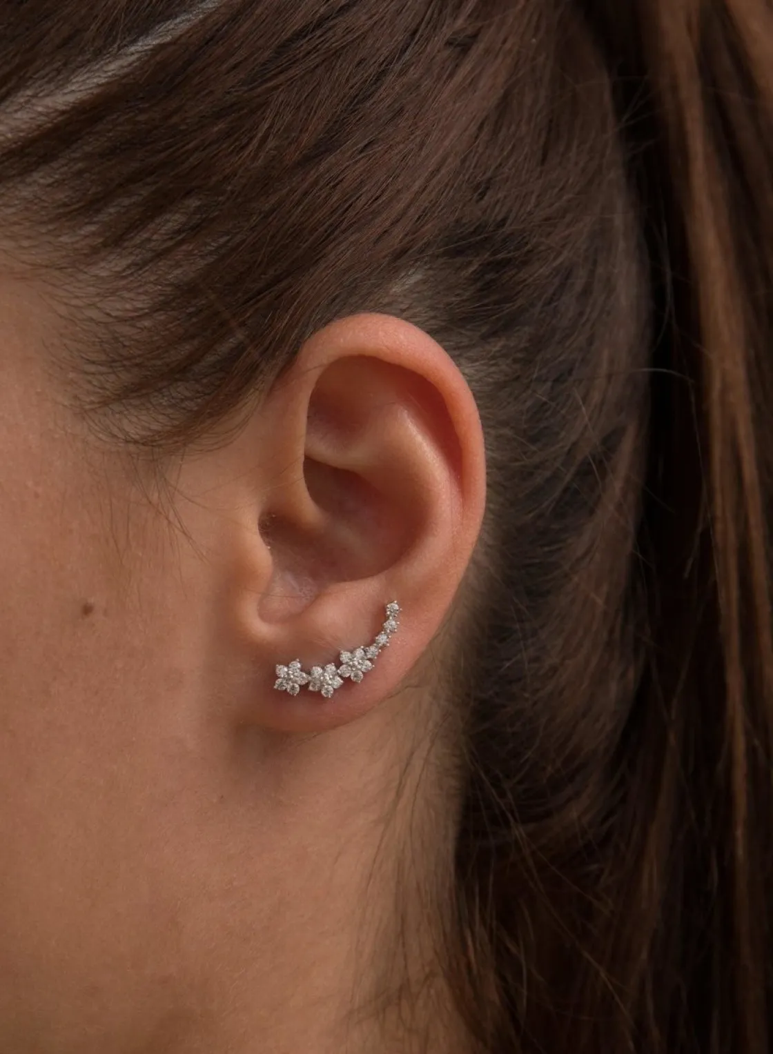 Pendientes Trepadores | LINEARGENT Pendientes trepadores de plata con motivo de flor con circonitas