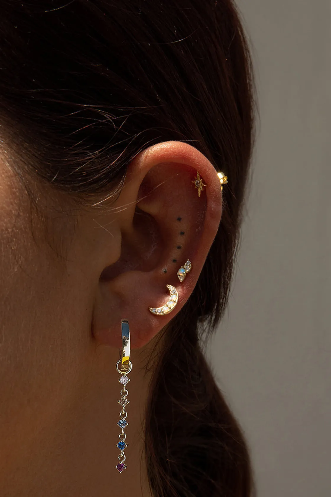 Segundo Pendiente | LINEARGENT Piercing con colgante estilo aro con gemas multicolor