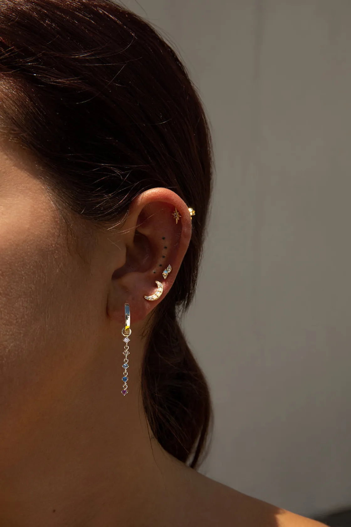 Segundo Pendiente | LINEARGENT Piercing con colgante estilo aro con gemas multicolor