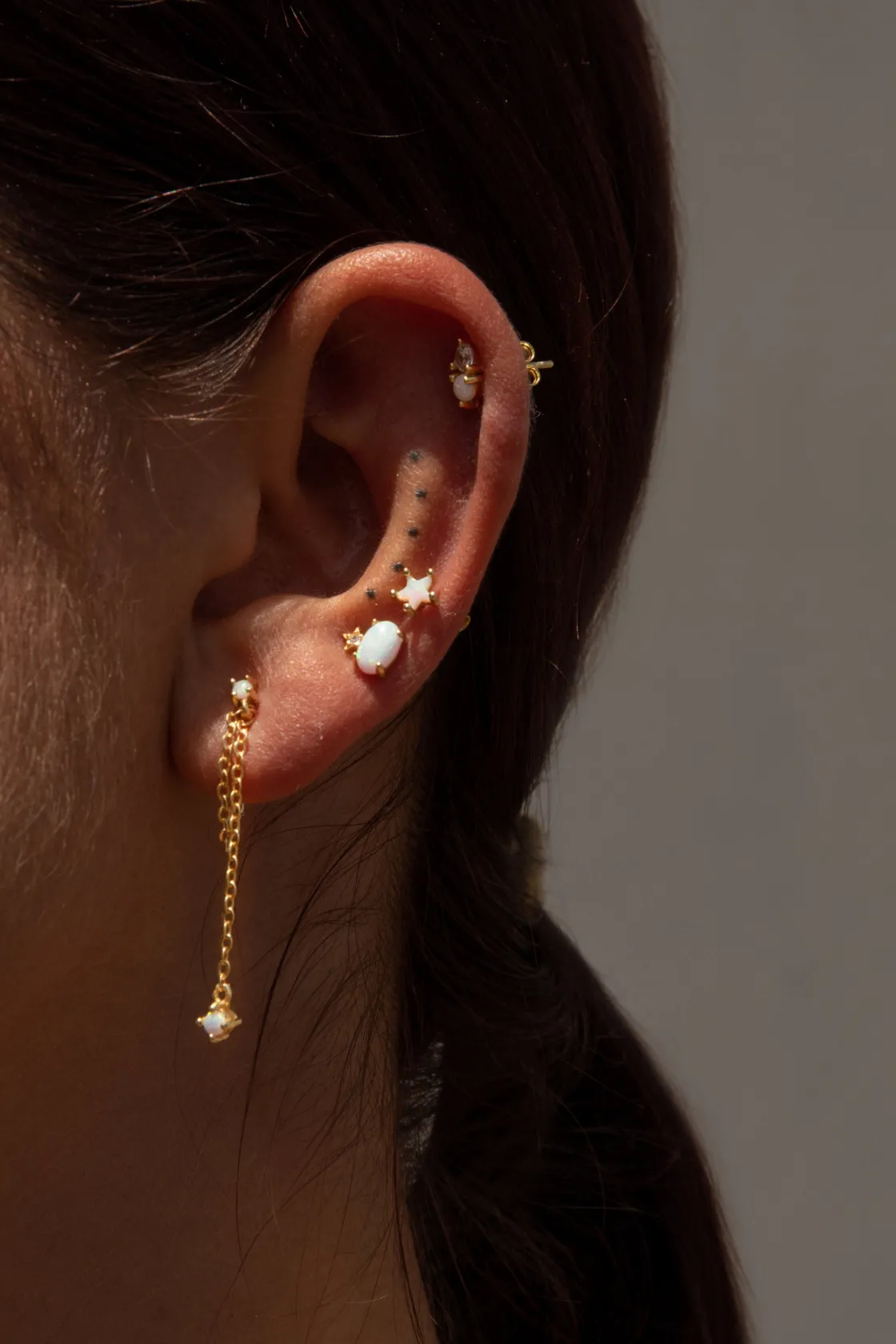 Segundo Pendiente | LINEARGENT Piercing de plata bañada en oro diseño cadena y ópalos