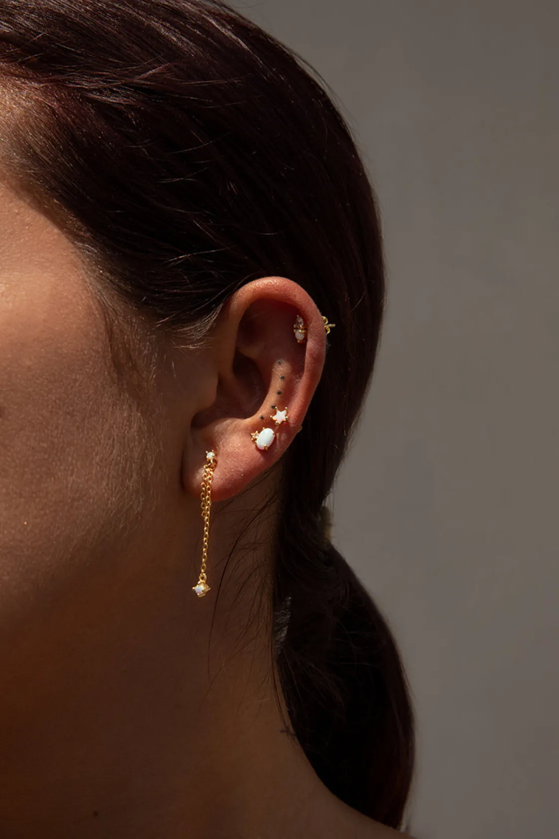 Segundo Pendiente | LINEARGENT Piercing de plata bañada en oro diseño ópalo con mini estrella