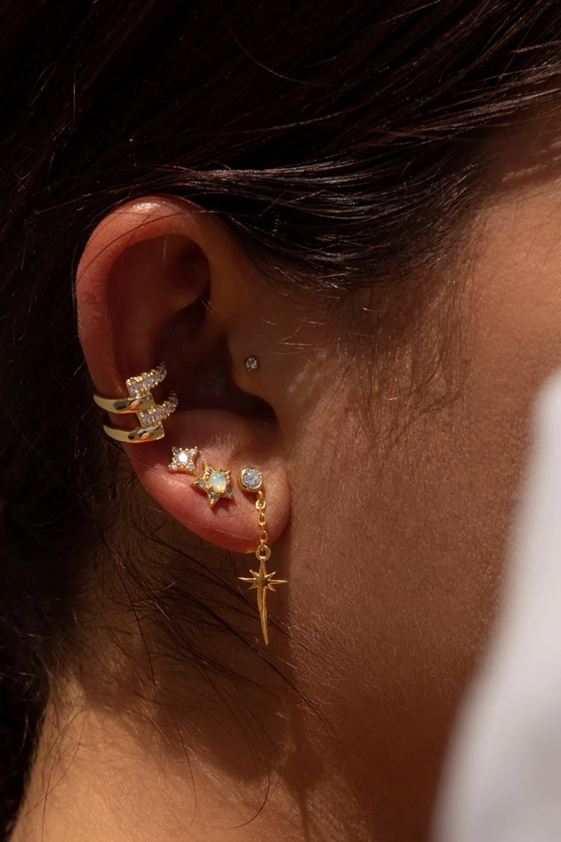 Segundo Pendiente | LINEARGENT Piercing de plata bañado en dorado diseño estrella ópalo con circonitas