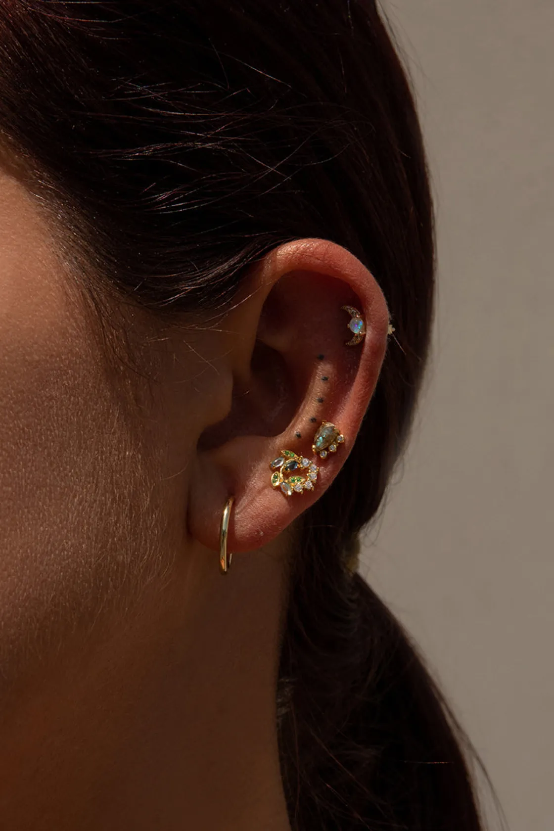 Segundo Pendiente | LINEARGENT Piercing de plata bañado en dorado diseño luna ópalo y circonitas