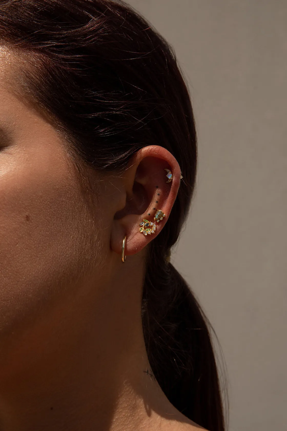Segundo Pendiente | LINEARGENT Piercing de plata bañado en dorado diseño luna ópalo y circonitas