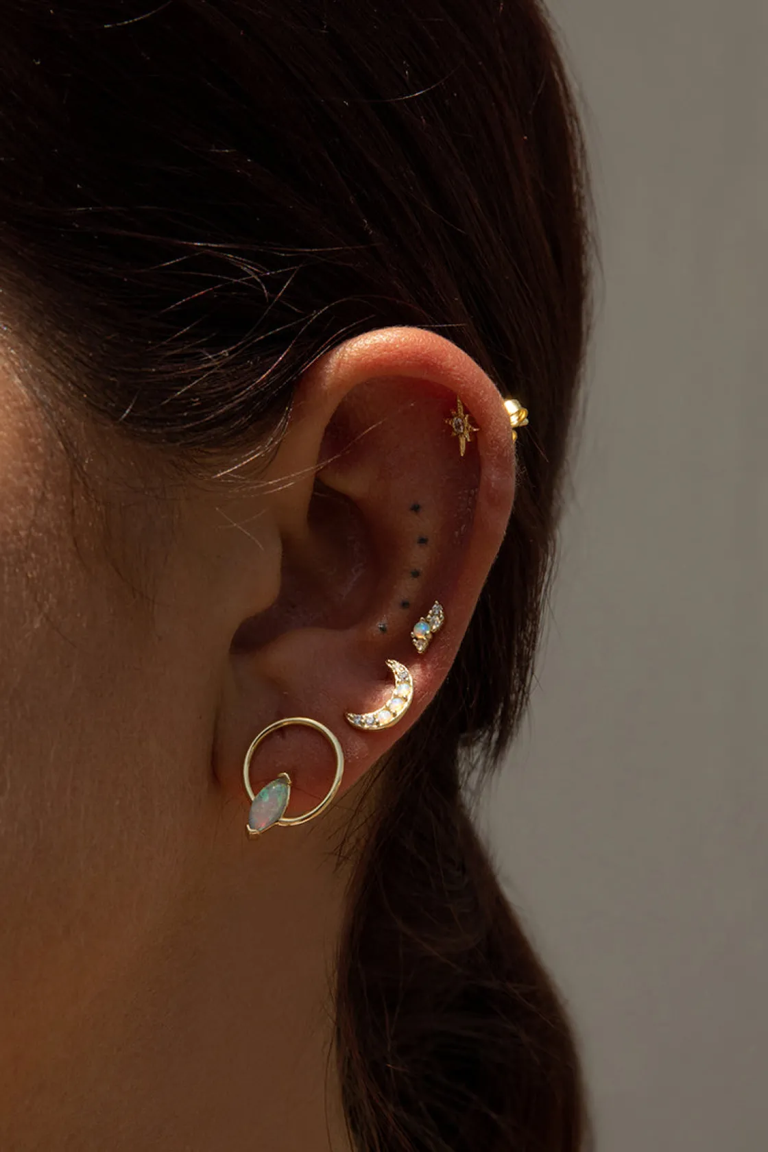 Segundo Pendiente | LINEARGENT Piercing de plata baño dorado diseño círculo con detalle ópalo